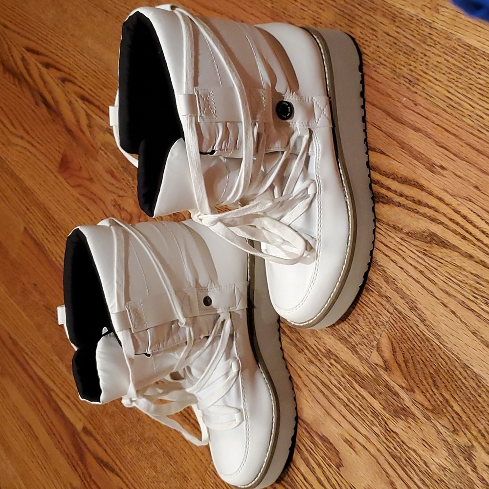 Boots - Picture 2 of 6